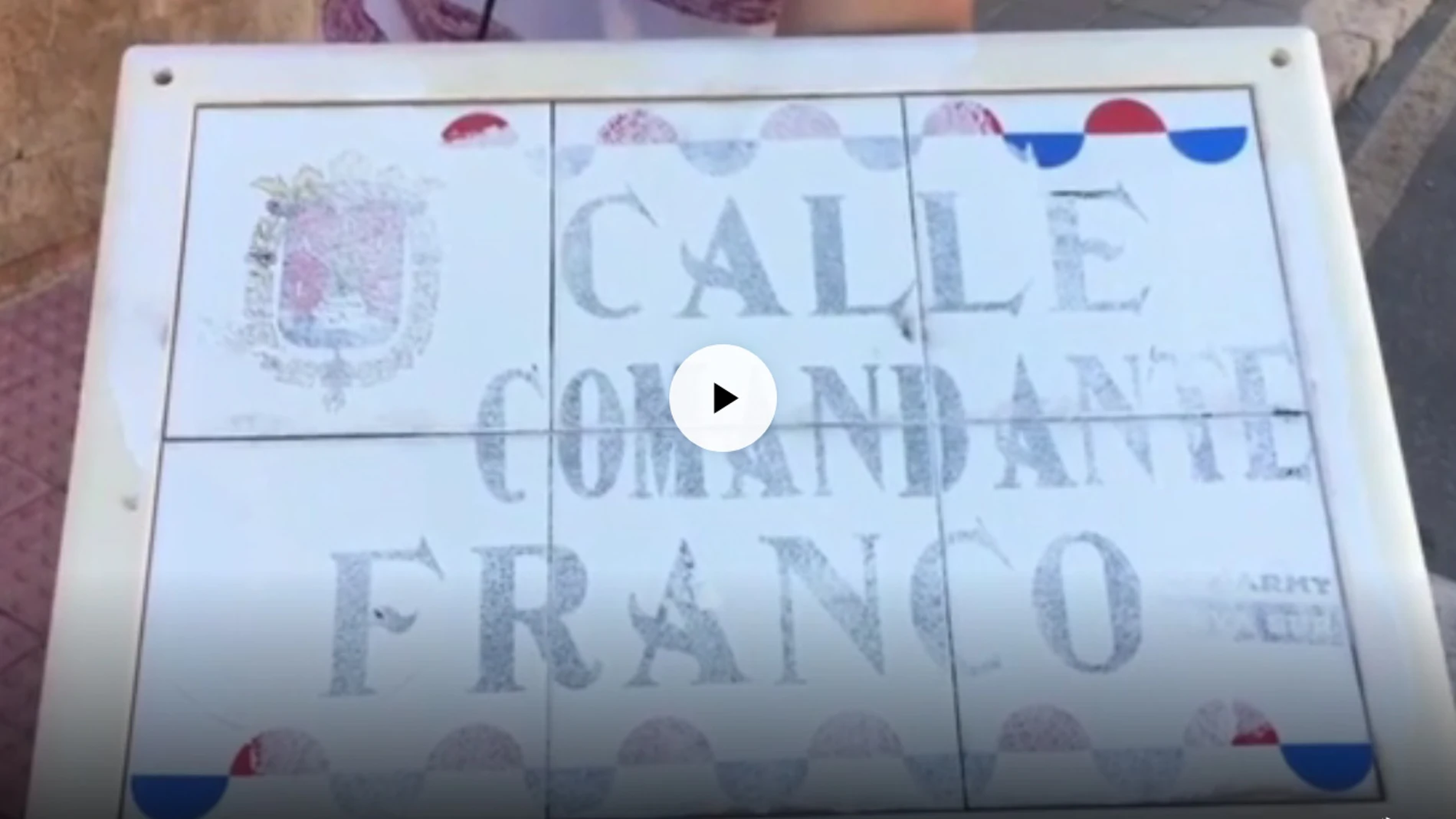 Imagen de la placa de la calle Comandante Franco Imagen de la placa de la calle Comandante Franco