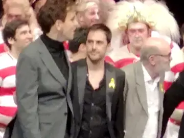 El Teatro Real y el director Ollé lamentan la exhibición de lazos amarillos por dos personas en el escenario al final de la obra El Teatro Real y el director Ollé lamentan la exhibición de lazos amarillos por dos personas en el escenario al final de la obra