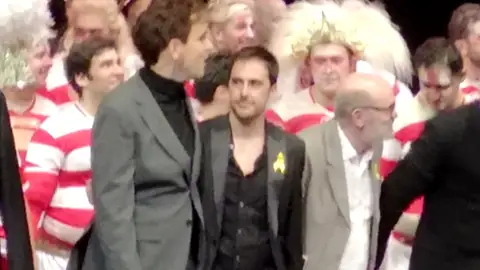 El Teatro Real y el director Ollé lamentan la exhibición de lazos amarillos por dos personas en el escenario al final de la obra El Teatro Real y el director Ollé lamentan la exhibición de lazos amarillos por dos personas en el escenario al final de la obra