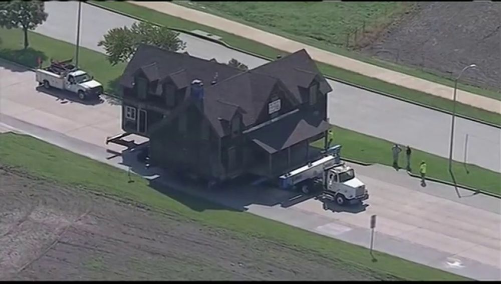 Una familia compra una casa y la traslada a su terreno con un camión