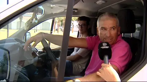 Los estudiantes de Sevilla acuden a clase en taxis compartidos Los estudiantes de Sevilla acuden a clase en taxis compartidos