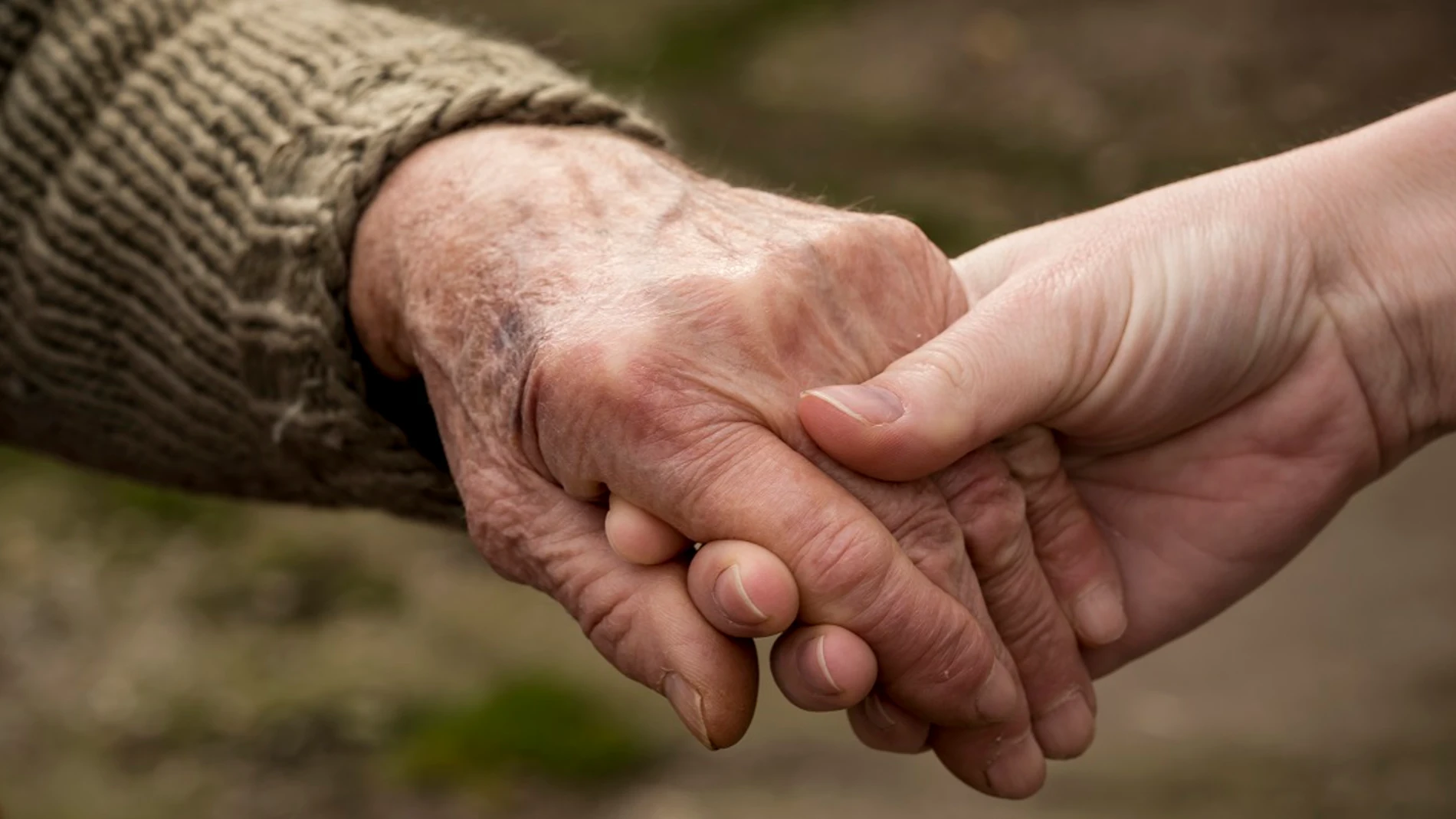 Una abuela con Alzheimer reconoce a su nieta Una abuela con Alzheimer reconoce a su nieta