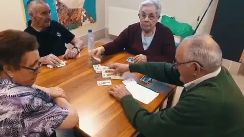 Ancianos juegan a las cartas en una residencia Ancianos juegan a las cartas en una residencia