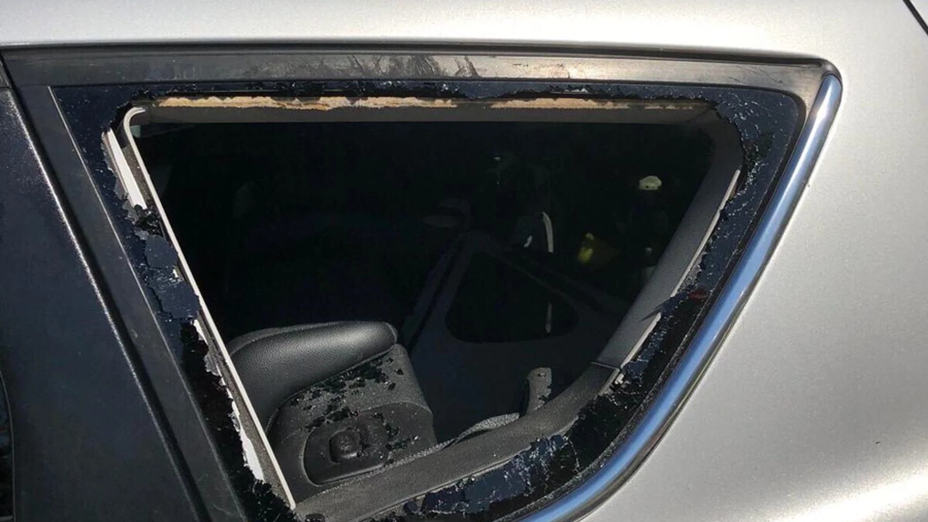 Imagen del coche del que fue rescatado un bebé Imagen del coche del que fue rescatado un bebé
