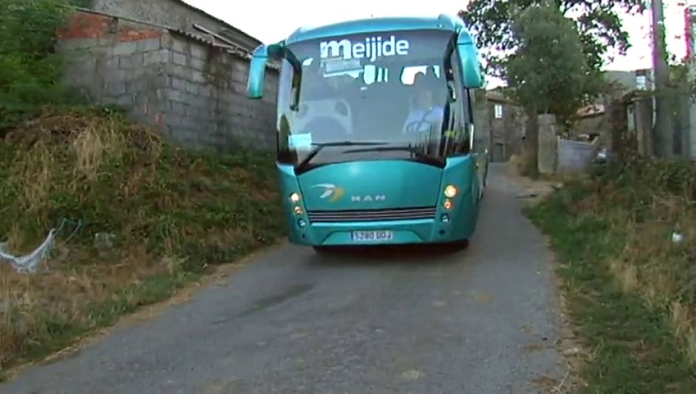 Niños y mayores comparten el autobús escolar en aldeas gallegas