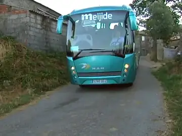 Niños y mayores comparten el autobús escolar en aldeas gallegas Niños y mayores comparten el autobús escolar en aldeas gallegas