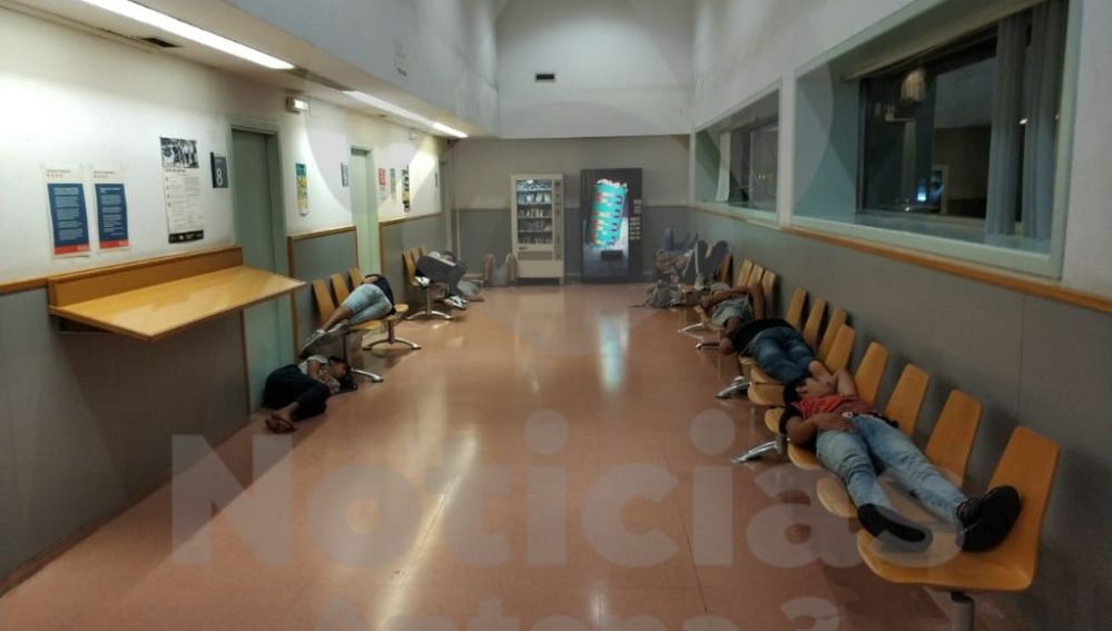 Imagen de jóvenes inmigrantes durmiendo en comisarías de Barcelona