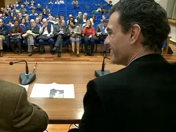 El libro basado en la tesis de Pedro Sánchez incluye notas de prensa y una conferencia del presidente de la Cámara de Comercio El libro basado en la tesis de Pedro Sánchez incluye notas de prensa y una conferencia del presidente de la Cámara de Comercio