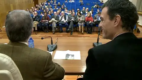 El libro basado en la tesis de Pedro Sánchez incluye notas de prensa y una conferencia del presidente de la Cámara de Comercio El libro basado en la tesis de Pedro Sánchez incluye notas de prensa y una conferencia del presidente de la Cámara de Comercio