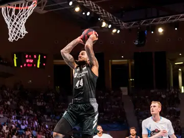 Jeffery Taylor ejecuta un mate ante el Monbus Obradoiro Jeffery Taylor ejecuta un mate ante el Monbus Obradoiro
