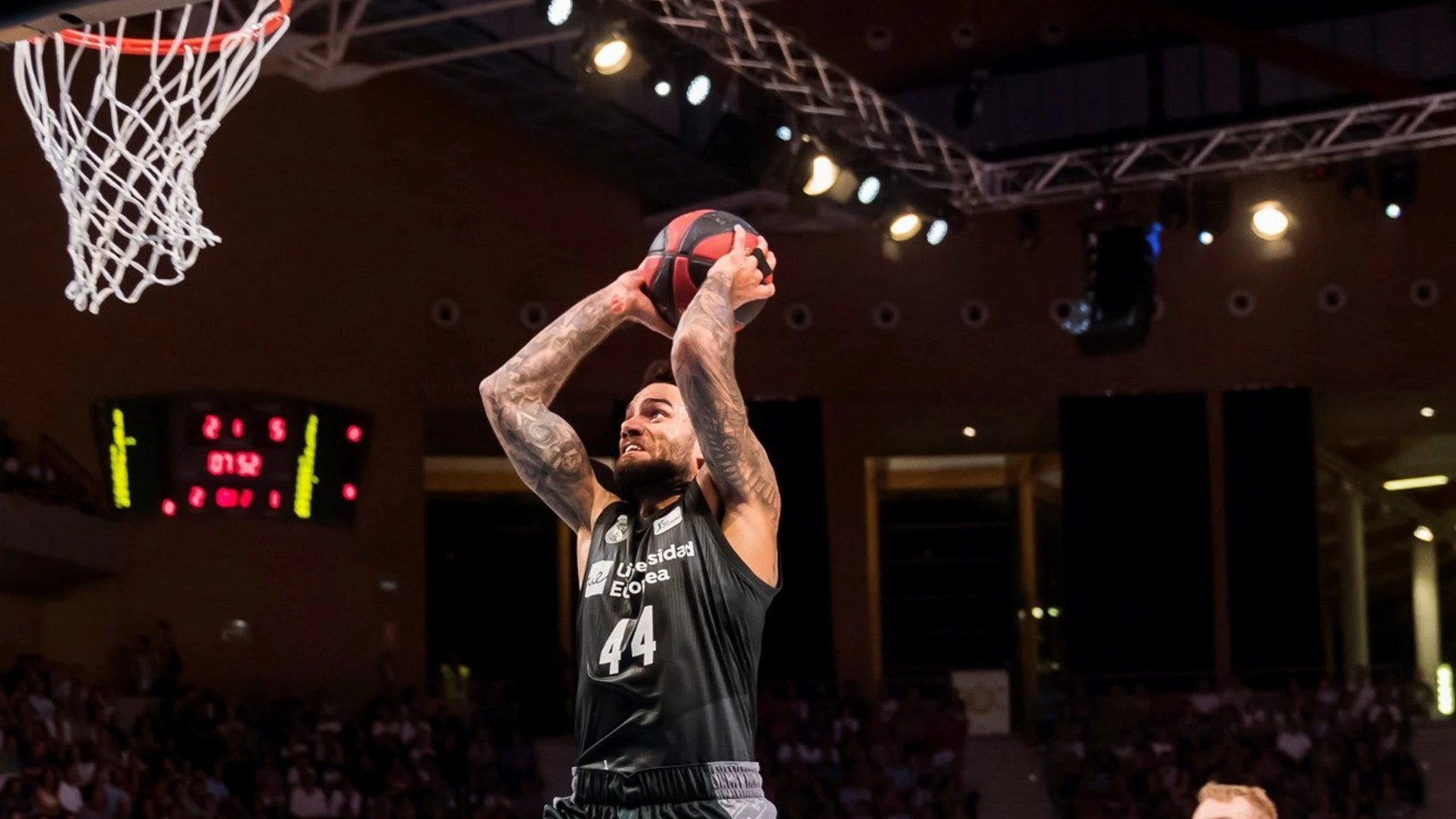 Jeffery Taylor ejecuta un mate ante el Monbus Obradoiro Jeffery Taylor ejecuta un mate ante el Monbus Obradoiro