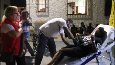 Rompe aguas en el puerto de Motril tras llegar en una patera