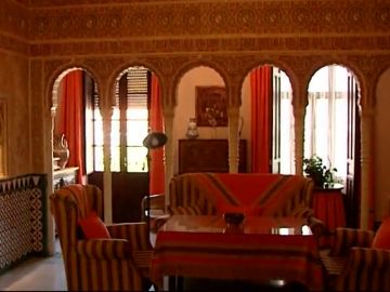 Una casa reproduce las estancias del la Alhambra de Granada