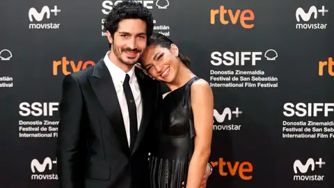 Los actores Úrsula Corberó y Chino Darín posan a su llegada a la gala de inauguración de la 66 edición del Festival Internacional de Cine de San Sebastián Los actores Úrsula Corberó y Chino Darín posan a su llegada a la gala de inauguración de la 66 edición del Festival Internacional de Cine de San Sebastián