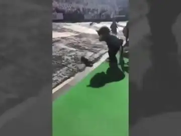 Una mascota de un equipo de fútbol americano se dispara accidentalmente en pleno partido Una mascota de un equipo de fútbol americano se dispara accidentalmente en pleno partido