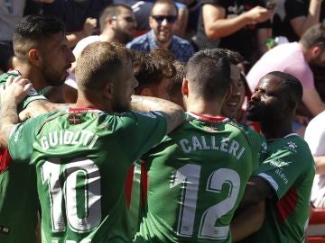 Los jugadores del Alavés celebran un gol gol en el Estadio de Vallecas