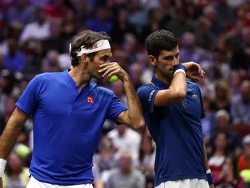Federer y Djokovic conversan en el partido de dobles de la Laver Cup Federer y Djokovic conversan en el partido de dobles de la Laver Cup
