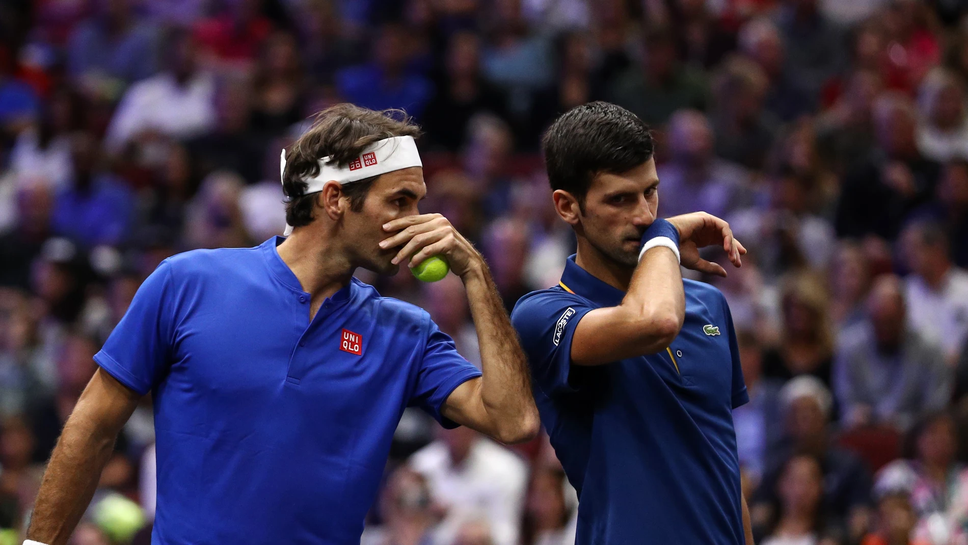 Federer y Djokovic conversan en el partido de dobles de la Laver Cup Federer y Djokovic conversan en el partido de dobles de la Laver Cup