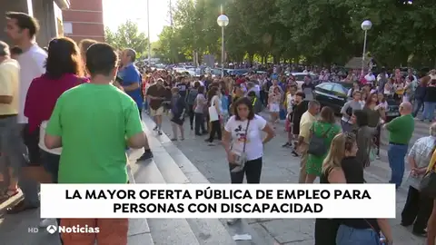 Unas 4.000 personas con discapacidad se examinan en Madrid para conseguir las 279 plazas de ordenanza Unas 4.000 personas con discapacidad se examinan en Madrid para conseguir las 279 plazas de ordenanza