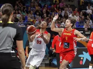 Monica Okote trata de encestar ante Laura Nicholls Monica Okote trata de encestar ante Laura Nicholls