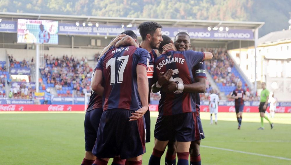 Los jugadores del Eibar celebran el gol de Kike García 