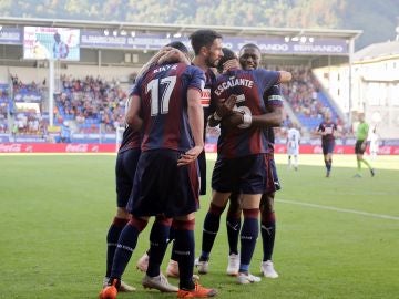 Los jugadores del Eibar celebran el gol de Kike García 