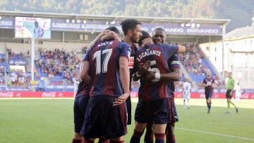 Los jugadores del Eibar celebran el gol de Kike García 
