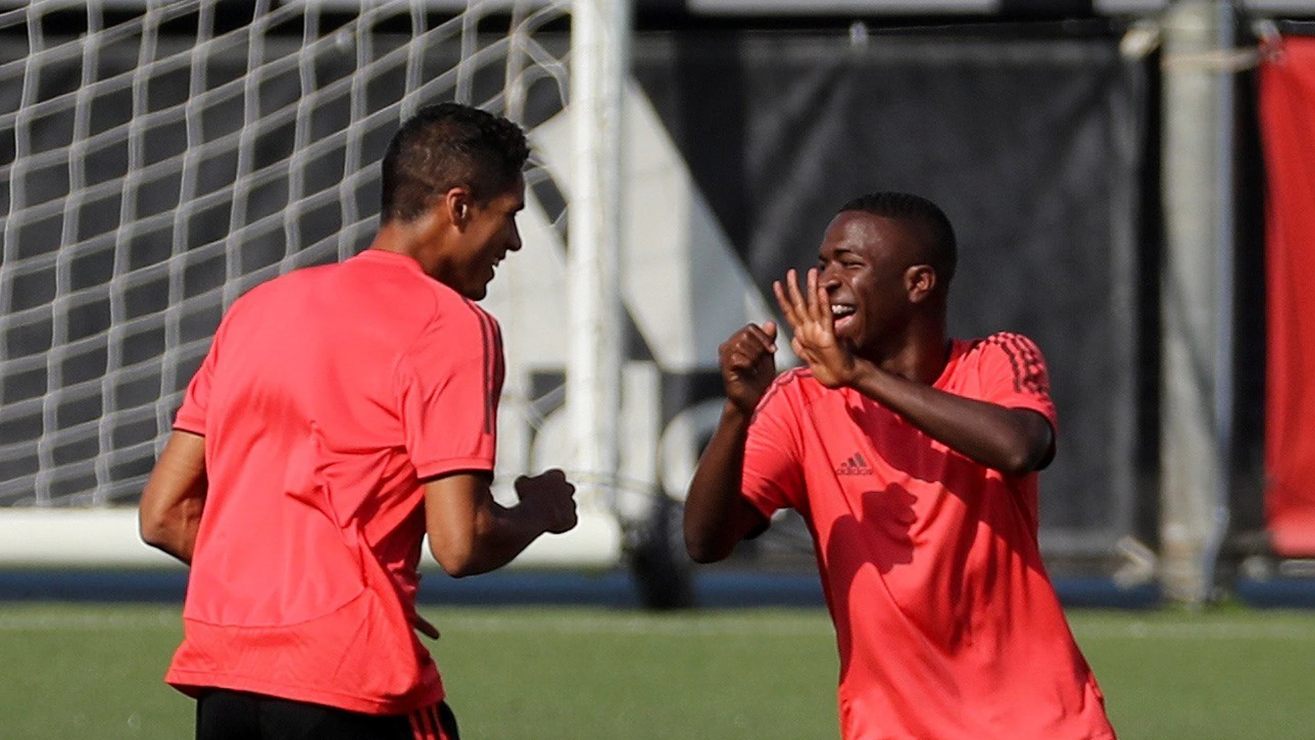 Vinicius se ejercita en Valdebebas junto a Varane Vinicius se ejercita en Valdebebas junto a Varane
