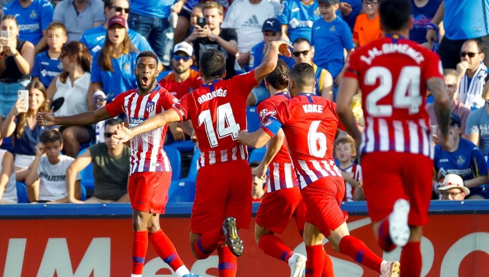 Lemar celebra su gol en el Coliseum