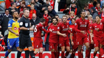 Los jugadores del Liverpool celebran un gol ante el Southampton