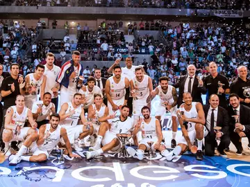 Los jugadores del Real Madrid posan con la Supercopa de Baloncesto Los jugadores del Real Madrid posan con la Supercopa de Baloncesto