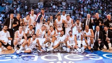Los jugadores del Real Madrid posan con la Supercopa de Baloncesto