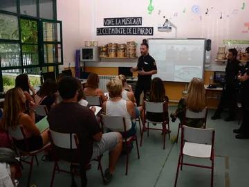 Imagen de una de las charlas de la Policía Nacional impartida en un colegio Imagen de una de las charlas de la Policía Nacional impartida en un colegio