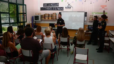 Imagen de una de las charlas de la Policía Nacional impartida en un colegio Imagen de una de las charlas de la Policía Nacional impartida en un colegio