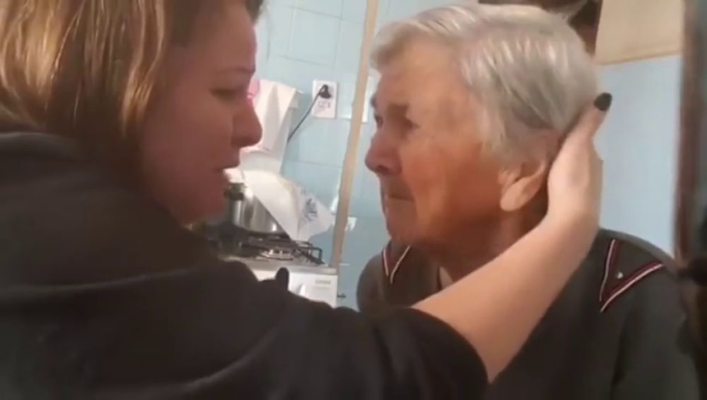 El emocionante vídeo de una abuela con Alzheimer que durante unos segundos reconoce a su nieta y entre lágrimas le dice "te quiero"