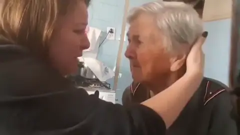 El emocionante vídeo de una abuela con Alzheimer que durante unos segundos reconoce a su nieta y entre lágrimas le dice "te quiero" El emocionante vídeo de una abuela con Alzheimer que durante unos segundos reconoce a su nieta y entre lágrimas le dice "te quiero"