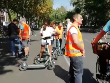 Madrid sustituye los coches por bicibletas, patines y patinetes en el tramo entre Atocha y Cibeles Madrid sustituye los coches por bicibletas, patines y patinetes en el tramo entre Atocha y Cibeles