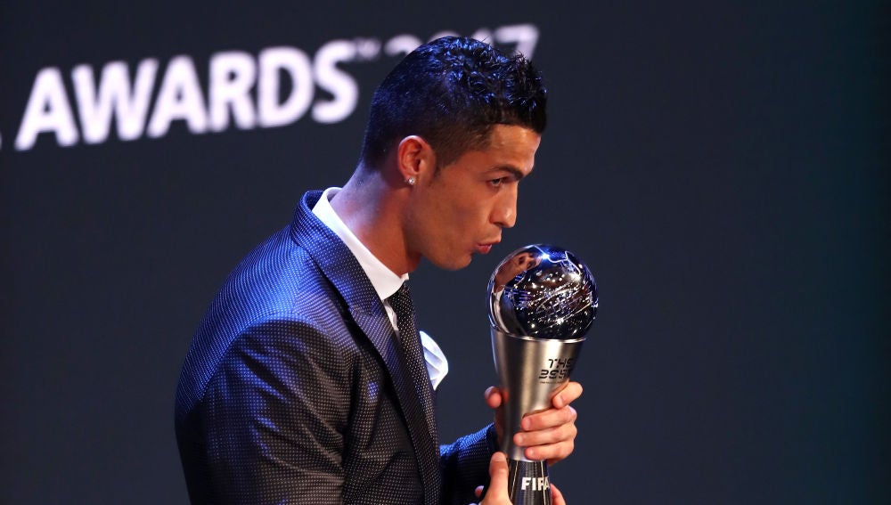 Cristiano posa con el premio The Best 2017