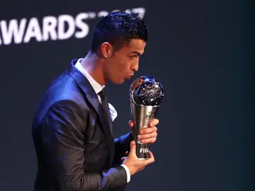 Cristiano posa con el premio The Best 2017 Cristiano posa con el premio The Best 2017