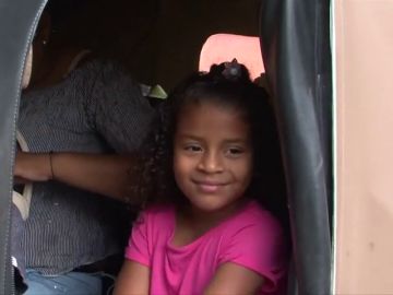 Una niña hondureña separada de su familia en la frontera de EEUU se reencuentra con ellos tras tres meses separados 