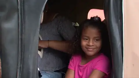 Una niña hondureña separada de su familia en la frontera de EEUU se reencuentra con ellos tras tres meses separados Una niña hondureña separada de su familia en la frontera de EEUU se reencuentra con ellos tras tres meses separados