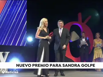 Sandra Golpe recoge el premio al mejor informativo en la gala de AQUÍtv Sandra Golpe recoge el premio al mejor informativo en la gala de AQUÍtv