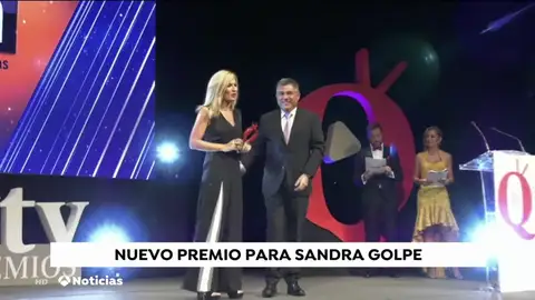 Sandra Golpe recoge el premio al mejor informativo en la gala de AQUÍtv Sandra Golpe recoge el premio al mejor informativo en la gala de AQUÍtv