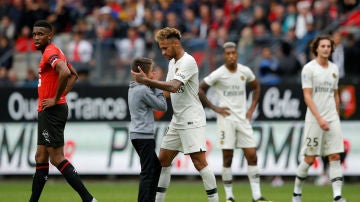 Neymar, con un niño 