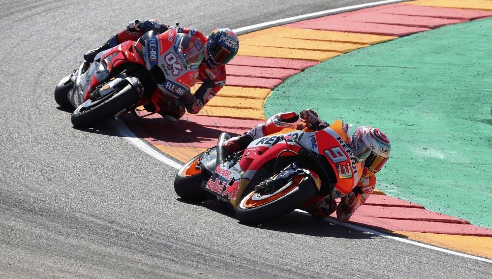 Marc Márquez negocia una curva por delante de Dovizioso