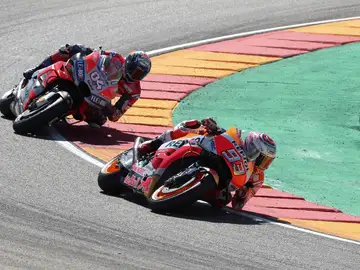 Marc Márquez negocia una curva por delante de Dovizioso Marc Márquez negocia una curva por delante de Dovizioso