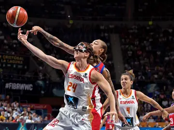 Laura Gil pelea por un rebote ante Puerto Rico Laura Gil pelea por un rebote ante Puerto Rico