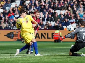 Morata remata ante Lukasz Fabianski Morata remata ante Lukasz Fabianski