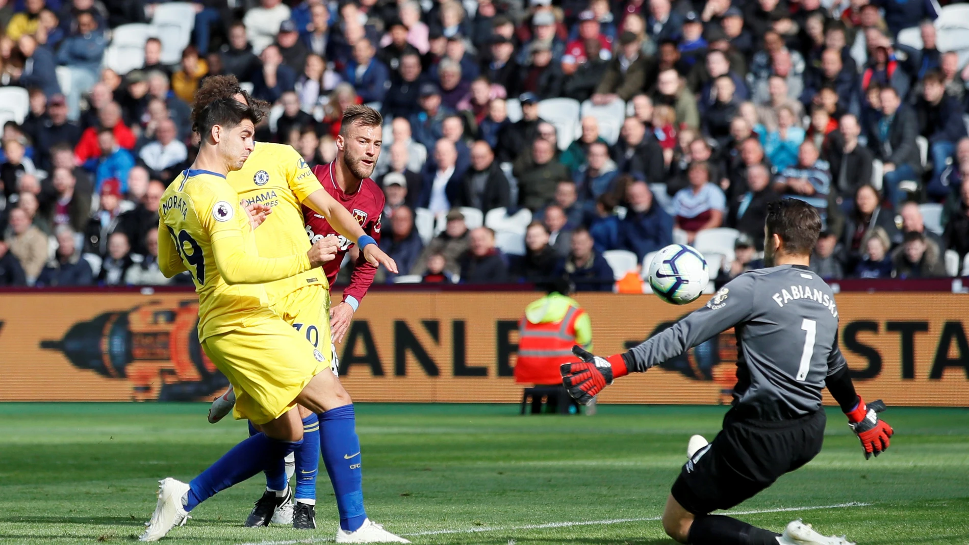 Morata remata ante Lukasz Fabianski Morata remata ante Lukasz Fabianski