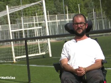 Carlos, un joven en silla de ruedas a punto de conseguir su sueño de ser entrenador de fútbol pese a los impedimentos